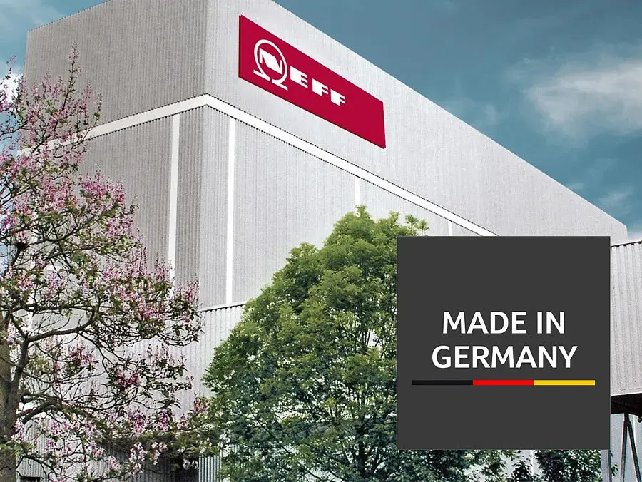 Ausschnitt Neff Werkshalle mit frühlingshaft blühenden Bäumen und Logo Made in Germany